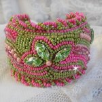 Bracciale Miss Lady ricamato con cristalli Swarovski, sfaccettature di vetro di Boemia e perline verdi e rosa